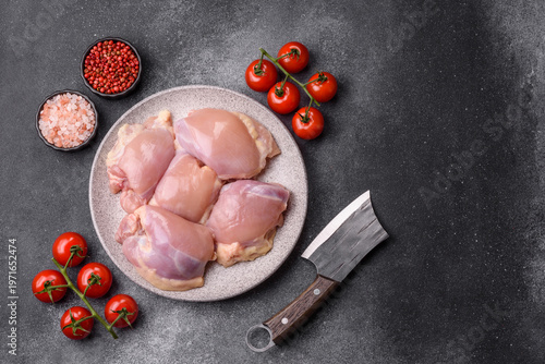 Foto Raw chicken thigh fillet, boneless and skinless, for roasting