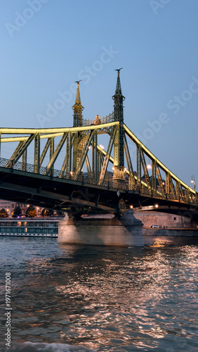 Ponte di Budapest che collega Buda a Pest.