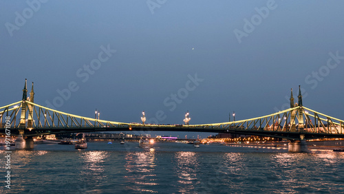 Ponte di Budapest che collega Buda a Pest.