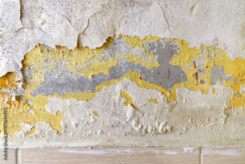 Tableau sur toile Peeling and bubbling yellow paint on interior wall