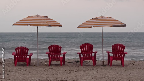 SILLLAS A LA ORILLA DE LA PLAYA EN EL CARIBE - 4K - 60FPS