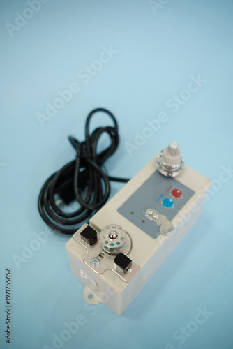Cuadro en lienzo Electric bobbin winder on blue background