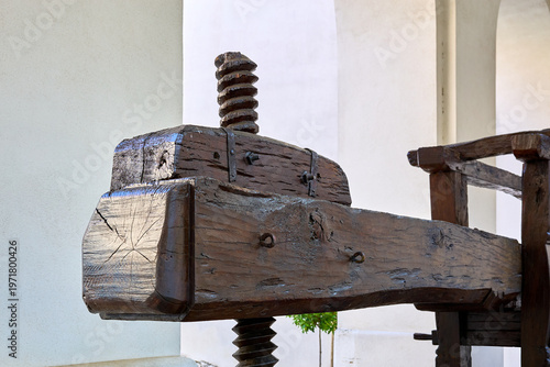 Foto Vintage wooden wine press with antique screw mechanism in historical setting