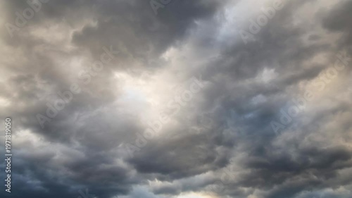 速く流れる雨雲