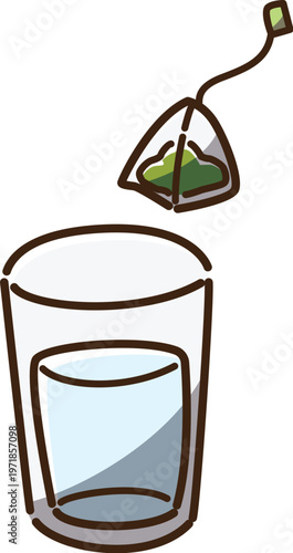 水の入ったコップにティーバッグを入れる