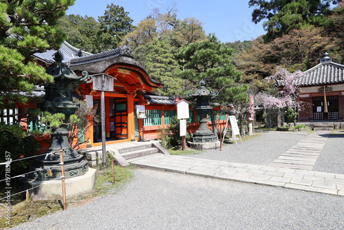 Tableau sur toile A Japanese temple: a scene of the precincts of Bishamon-do Temple at Yamashina W