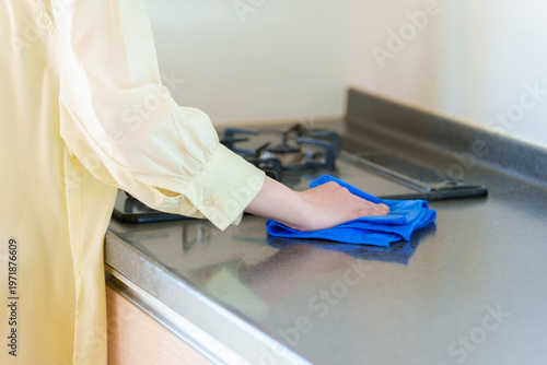 Wallpaper Mural ガスコンロを掃除する女性の手元 Torontodigital.ca