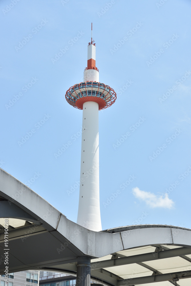 Obraz premium 京都駅前の京都タワー(京都市下京区)