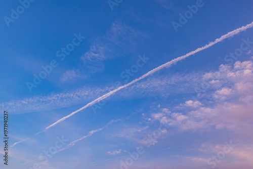 夕焼けと飛行機雲