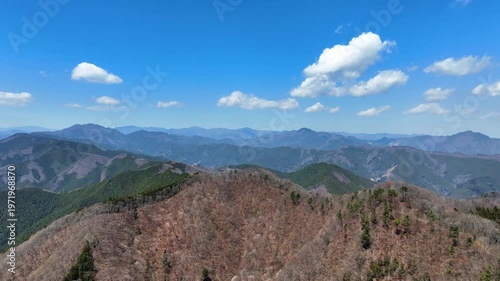 青空と春の稜線空撮
