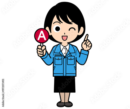 Aの札を持つショートヘアーの事務員の女性