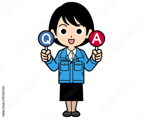 Qの札とAの札を持つショートヘアーの事務員の女性