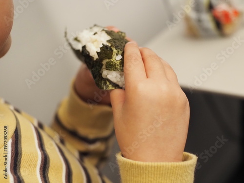 おにぎりを食べる子供の手元