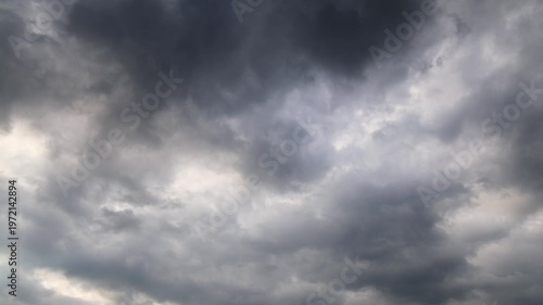 速く流れる雨雲