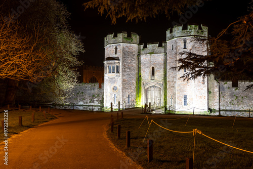 Canvas Print Night photo of the gatehouse at Bishops Palace in Wells