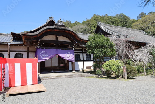 Tableau sur toile A Japanese temple: a scene of the precincts of Bishamon-do Temple at Yamashina W