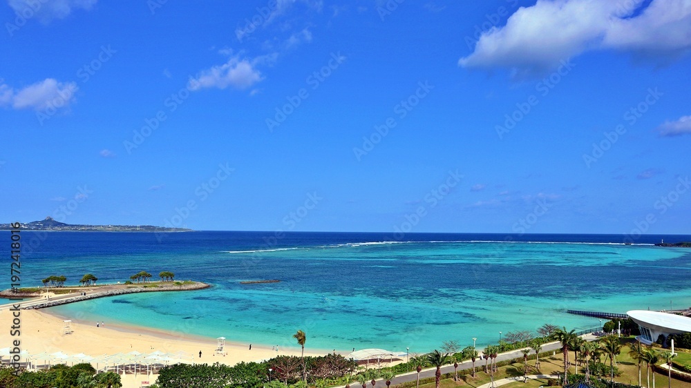 Fototapeta premium 夏、沖縄の青空とエメラルドの海を望む絶景