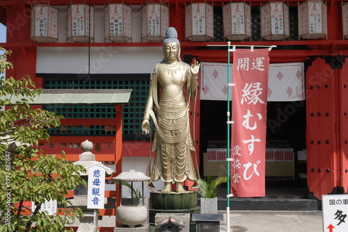 Tableau sur toile Standing Bodhisattva Before Temple Banner