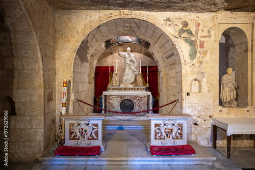 Фотография Underground altar with marble statue - Rabat, Malta