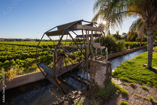 Fotografi Old technology watermill in the canal of Keimoes to feed river water to grape vi