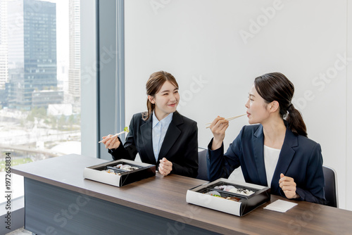 会議室でお弁当を食べるビジネスマンウーマン