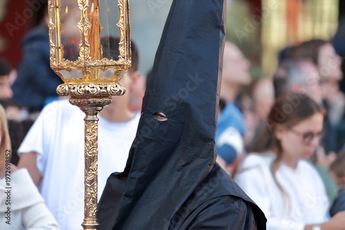 Fotografía Black-hooded Nazareno with processional lantern during Holy Week in Madrid, Spai