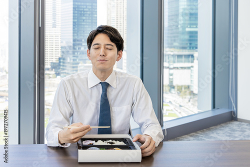 会議室でお弁当を食べるビジネスマン