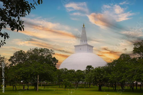 Cuadro en lienzo White Buddhist Ruwanwelisaya stupa at sunset in Anuradhapura, Sri Lanka