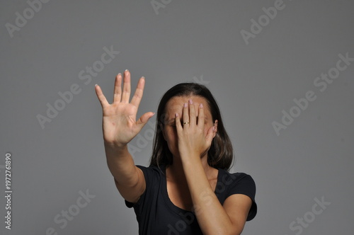 Foto mulher machucada pede socorro, campanha contra violência contra a mulher