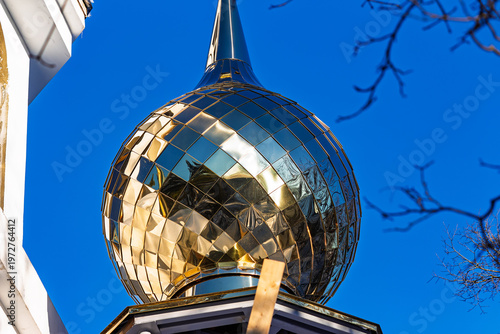 Фотография Shining gold onion dome of an Orthodox church under construction, reflecting bri
