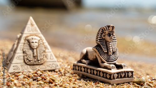 Foto Ancient Egyptian statue rests on sandy beach