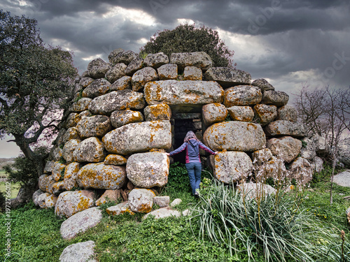 Tableau sur toile Donna entra in un nuraghe della Sardegna