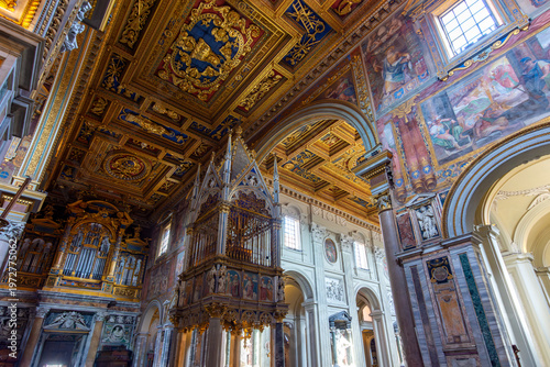 Fotografía Interiors of Lateran basilica in Rome, Italy