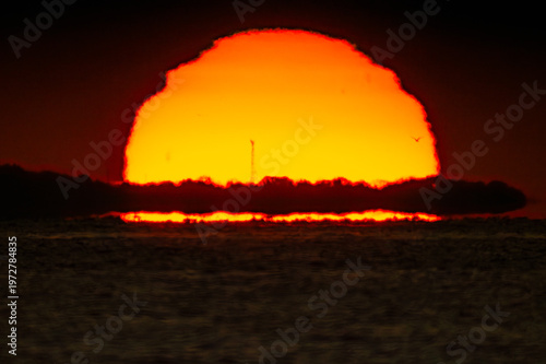 蜃気楼に浮かぶ半島から昇る朝日の頭20240218-3