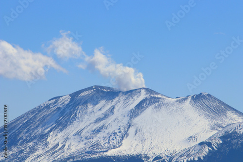 火口から煙を吐く浅間山　嬬恋村から