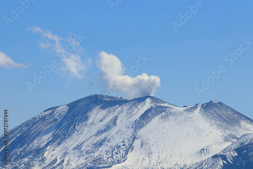 火口から煙を吐く浅間山　嬬恋村から