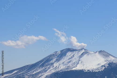 火口から煙を吐く浅間山　嬬恋村から