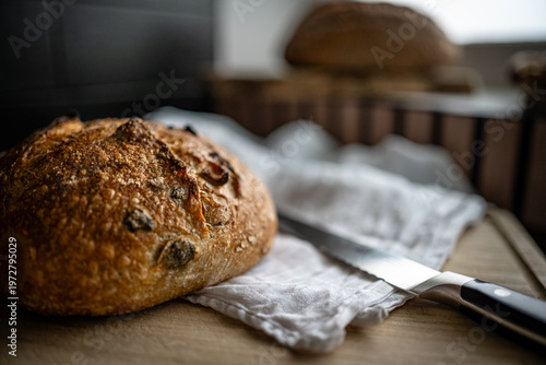 Cuadro en lienzo Artisanal olive bread cut