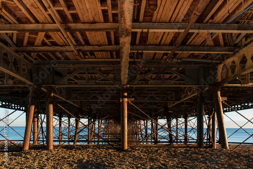 Tableau sur toile View of pier structure