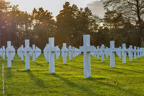 Foto Markers line a cemetery near Normandy Beach in France
