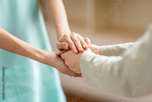 介護・福祉・医療のイメージ、手のひらのぬくもりと心のサポート