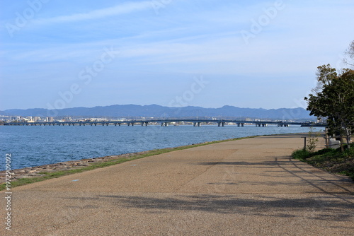 琵琶湖にかかる近江大橋