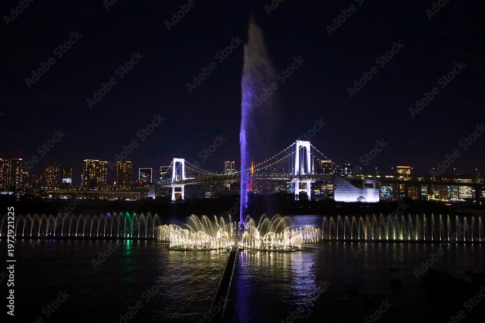 Fototapeta premium 東京都 お台場海浜公園の噴水ショー アクアシンフォニー