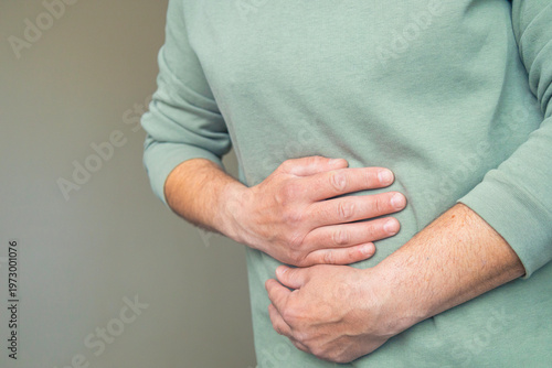 Foto Man holding stomach pain discomfort concept
