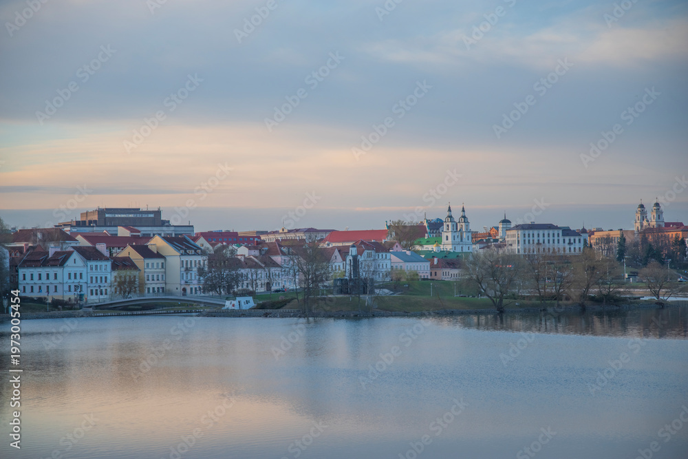 Obraz premium Old Town Heritage Architecture near Svislach River Bank at Sunrise