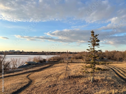 Foto Panoramic sunset view from Wascana Hill with prairie landscape and trees in Regi