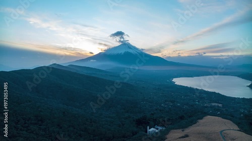 富士山と山中湖の夕景