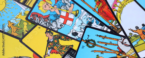 Foto Tarot cards spread on a wooden table for divination and fortune telling