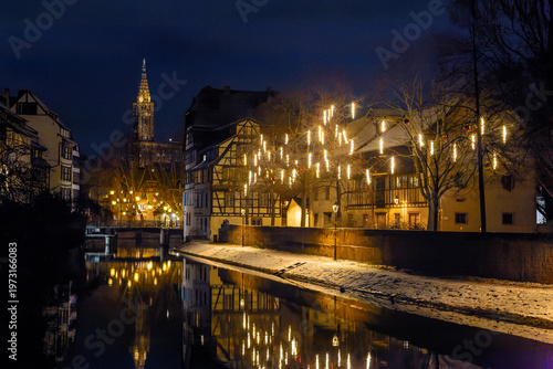 Strasbourg, cathédrale Notre-Dame et maisons à colombages de la Petite France sous la neige, Alsace, France, de nuit
