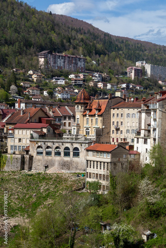 Saint-Claude, vue sur le village du Jura connu pour sa tradition de fabrication de pipes, paysage urbain et relief du massif du Jura dans le département du Jura, Bourgogne-Franche-Comté, France